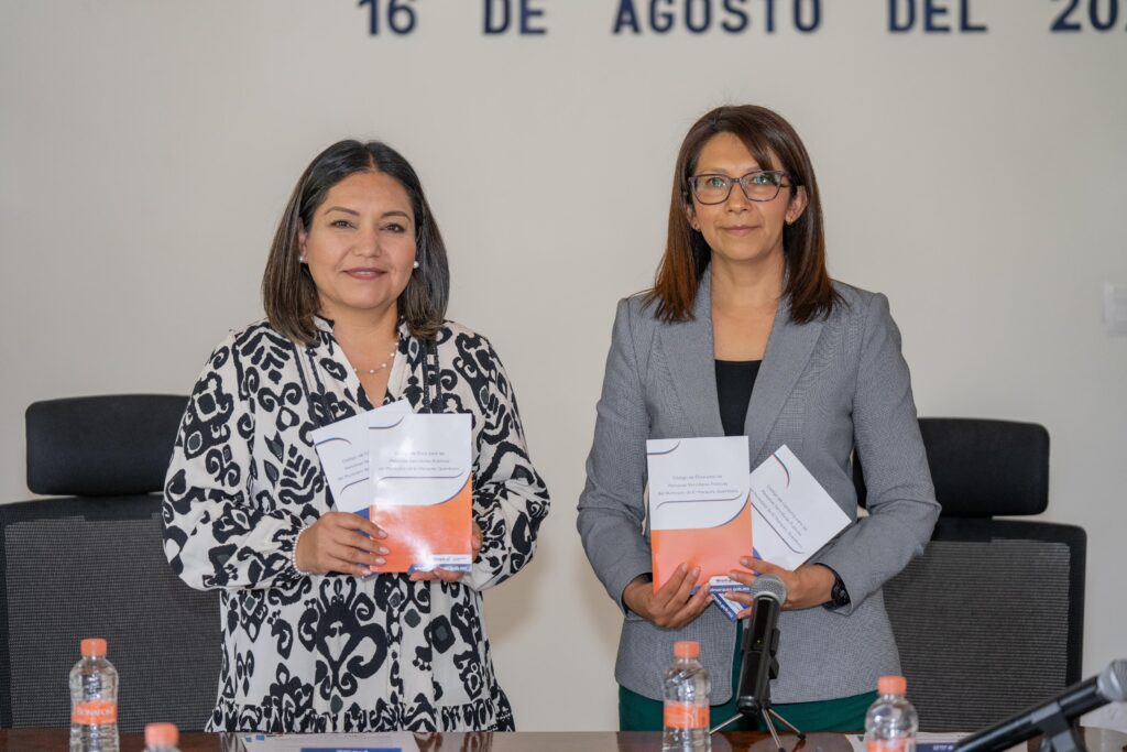 El Marqués avanza en transparencia y responsabilidad pública con la entrega de los nuevos Códigos de Ética y Conducta a los servidores públicos. 🏛️👏 La presidenta municipal, Claudia Martínez Guevara, destacó que estos documentos son esenciales para garantizar un gobierno justo y comprometido. #ÉticaYTransparencia #ElMarqués #BuenGobierno #Integridad