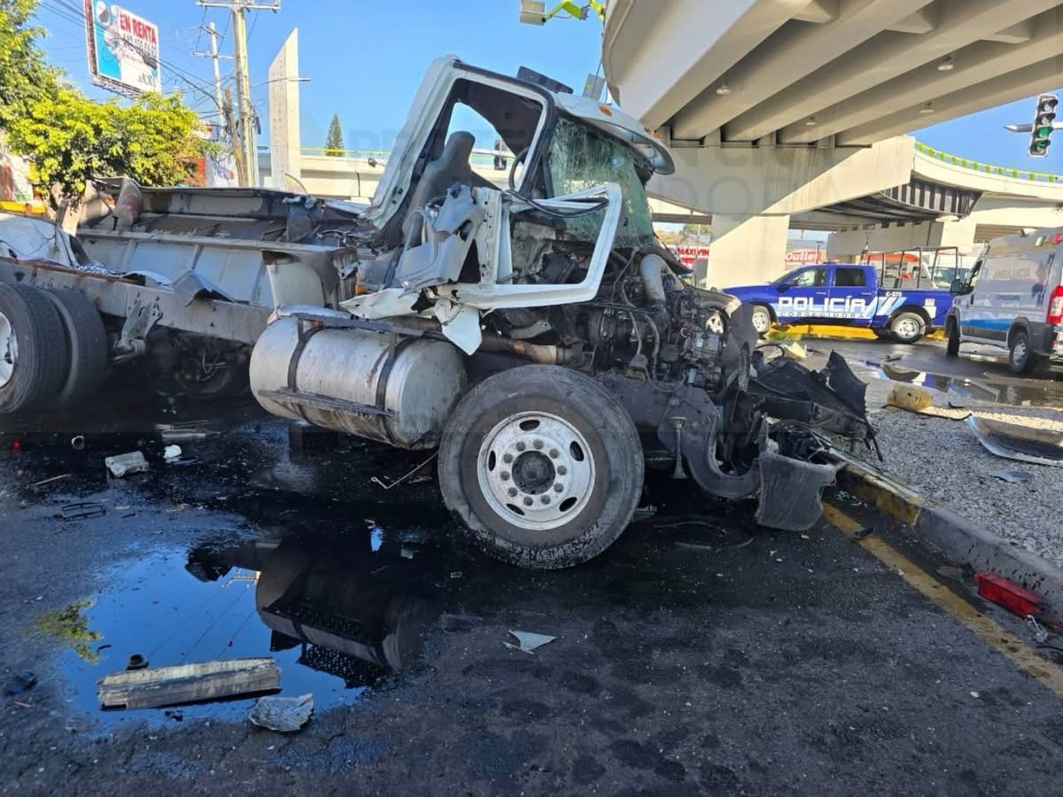 🚨 Pipa cae de puente y aplasta auto en Corregidora: varios heridos 🚨 ...