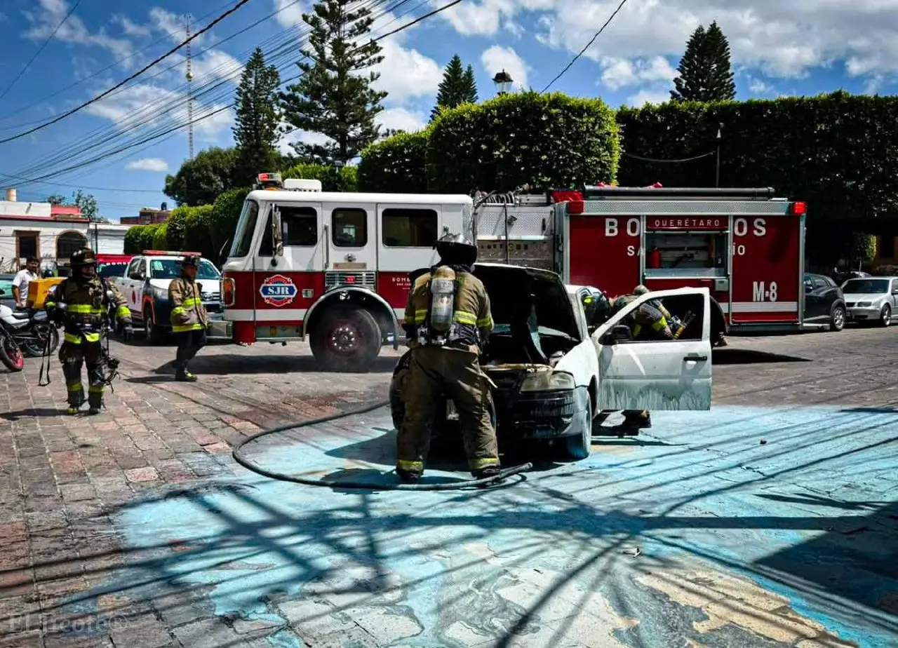 Vehículo se incendia en pleno centro de San Juan del Río; Bomberos ...