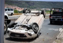 Atienden volcadura en la carretera estatal 200 a la altura de La Cañada