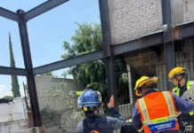 Atienden volcadura sobre Paseo Constituyentes y El Jacal