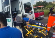Motociclista resulta lesionado tras accidente con automóvil en Acceso III, Querétaro